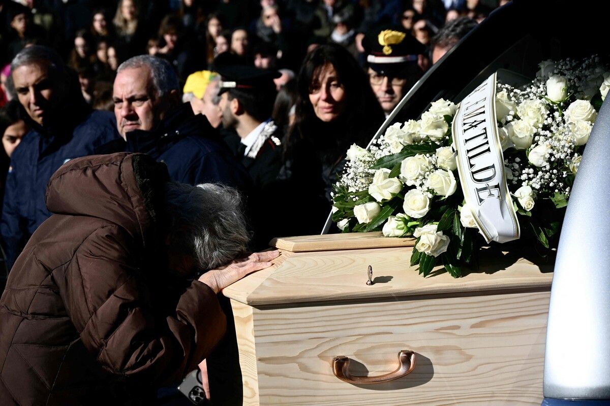 Eine Frau berührt den Sarg von Riccardo Minghetti, einem Opfer des Neujahrsbrands in Crans-Montana, bei seiner Trauerfeier in Rom.