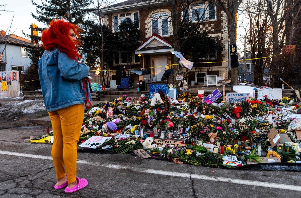 Eine Frau besucht in Minneapolis den Gedenkort für Renée Good, die dort eine Woche zuvor von einem ICE-Agenten tödlich erschossen wurde.AFP (5)