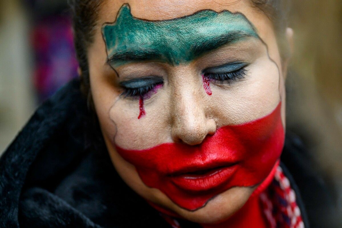 Eine Regimegegnerin mit Iran-Flagge im Gesicht protestiert vor dem iranischen Konsulat in Istanbul.