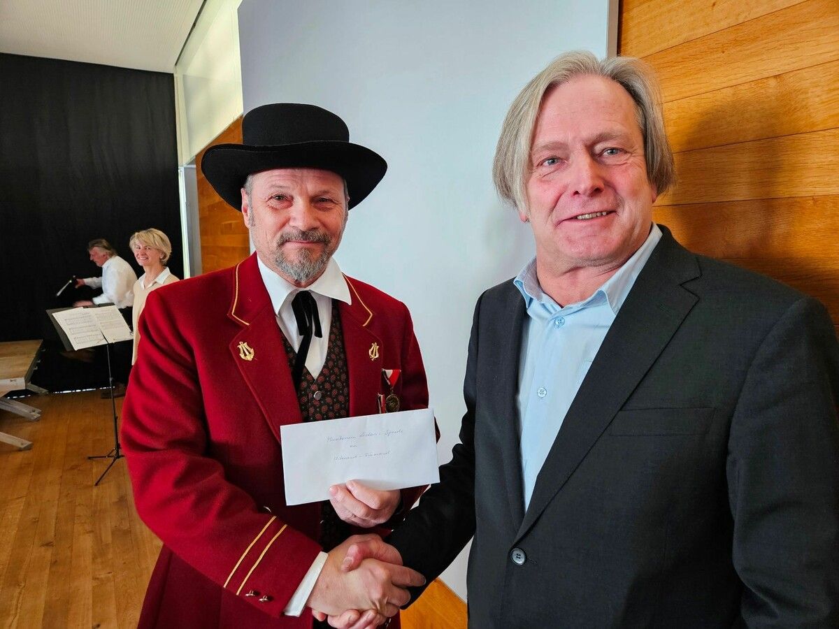 Eine Spende aus dem Erlös des Kirchenkonzertes 2025 für die Aktion „Füranand – Mitanand z´Lochau“: Vorstand Helmut Immler mit Bürgermeister Frank Matt.