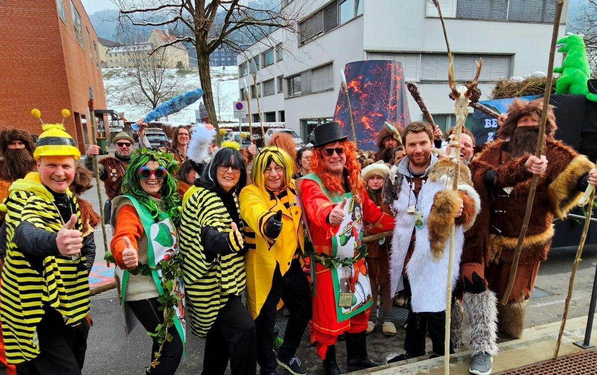 Einladung zur stimmungsvollen „Bürgermeister-Absetzung“ beim Gemeindehaus mit anschließender närrischer Verurteilung in der Festhalle. ⇒BMS (2)