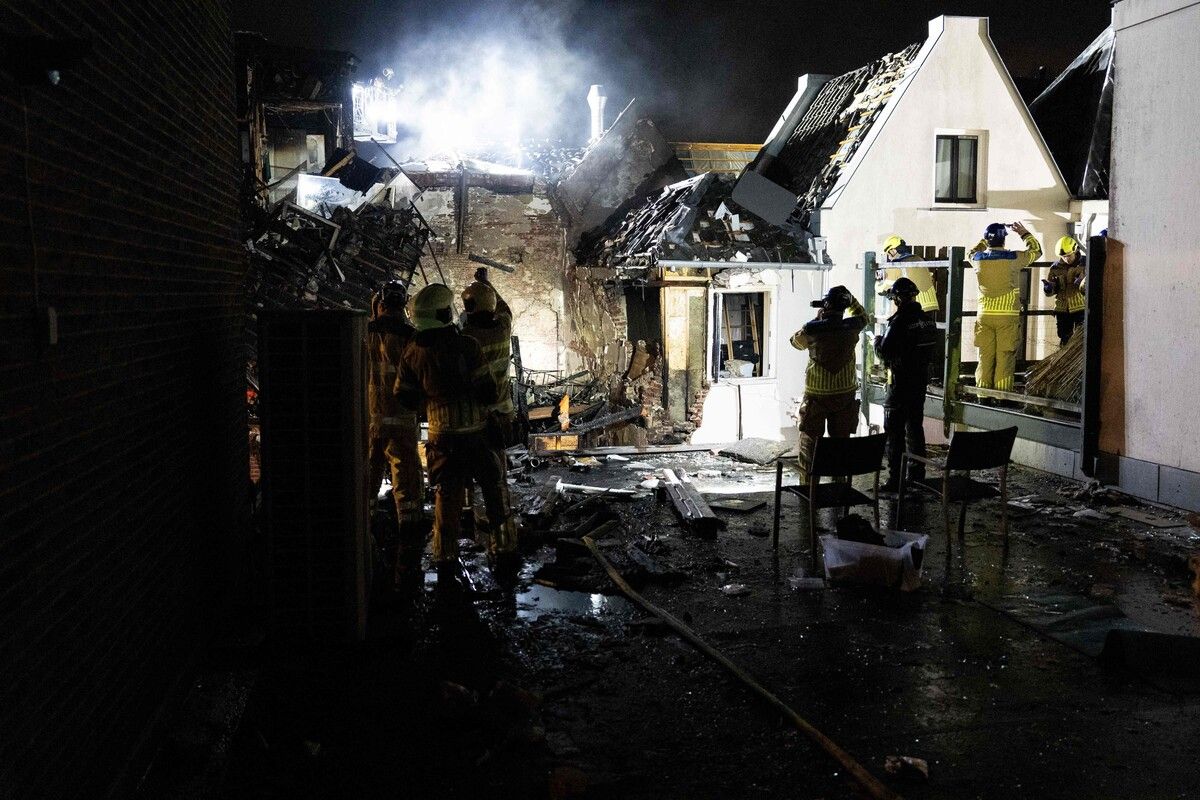 Einsatzkräfte begutachten nach einer riesigen Explosion in Utrecht das Gebäude. ⇒afp
