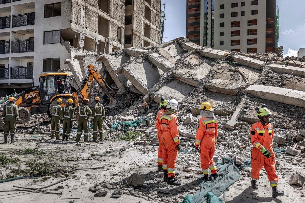 Einsatzkräfte suchen nach dem Einsturz in Nairobi nach Verschütteten. ⇒afp