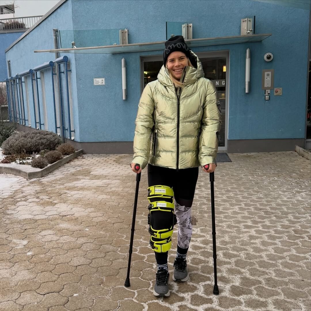 Erste Gehversuche mit Krücken von Katharina Liensberger. ⇒Privat