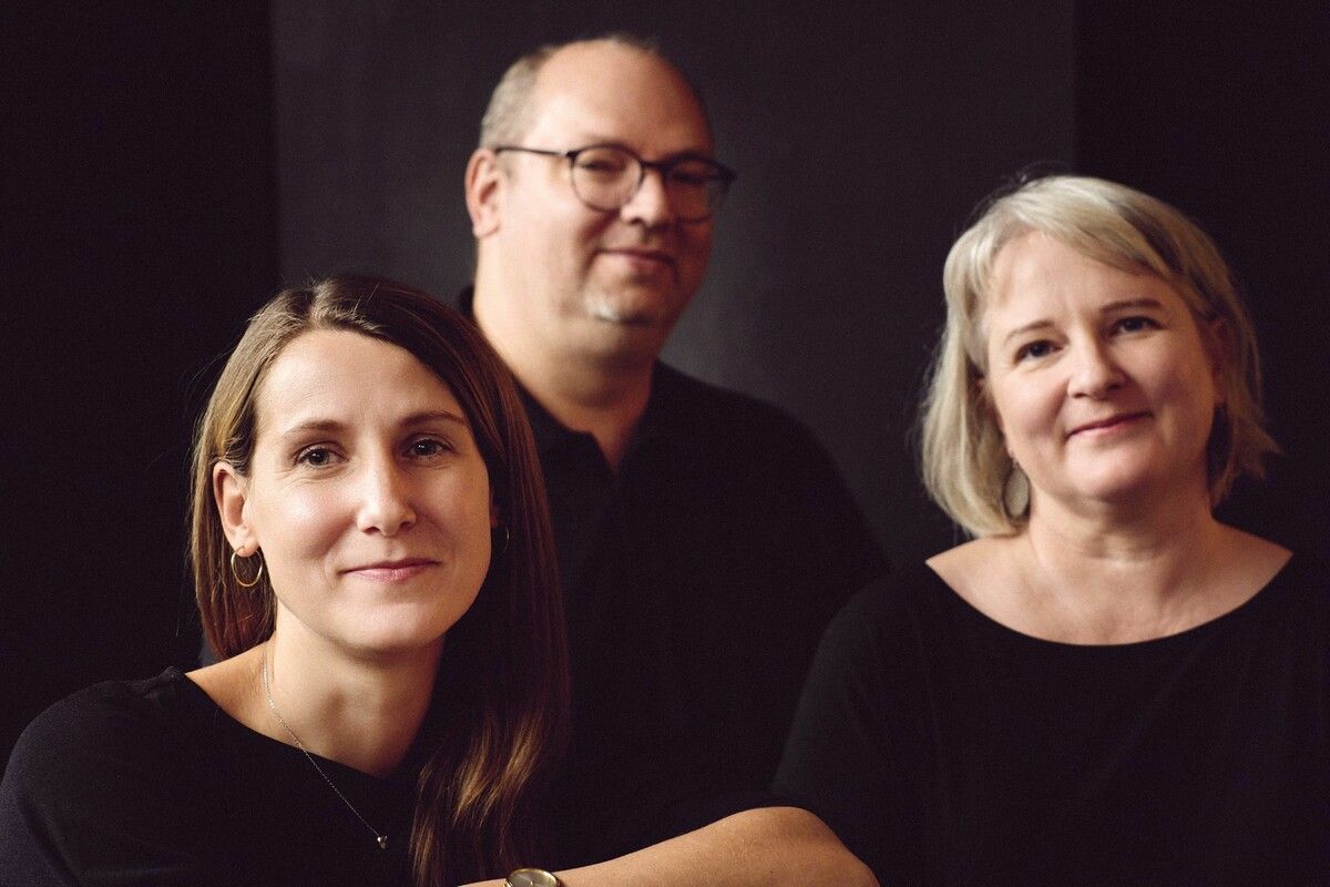 Eva-Maria Heinzle gemeinsam mit Martin Gallez am Klavier und Angelika Gallez an der Flöte. ⇒L Feinig