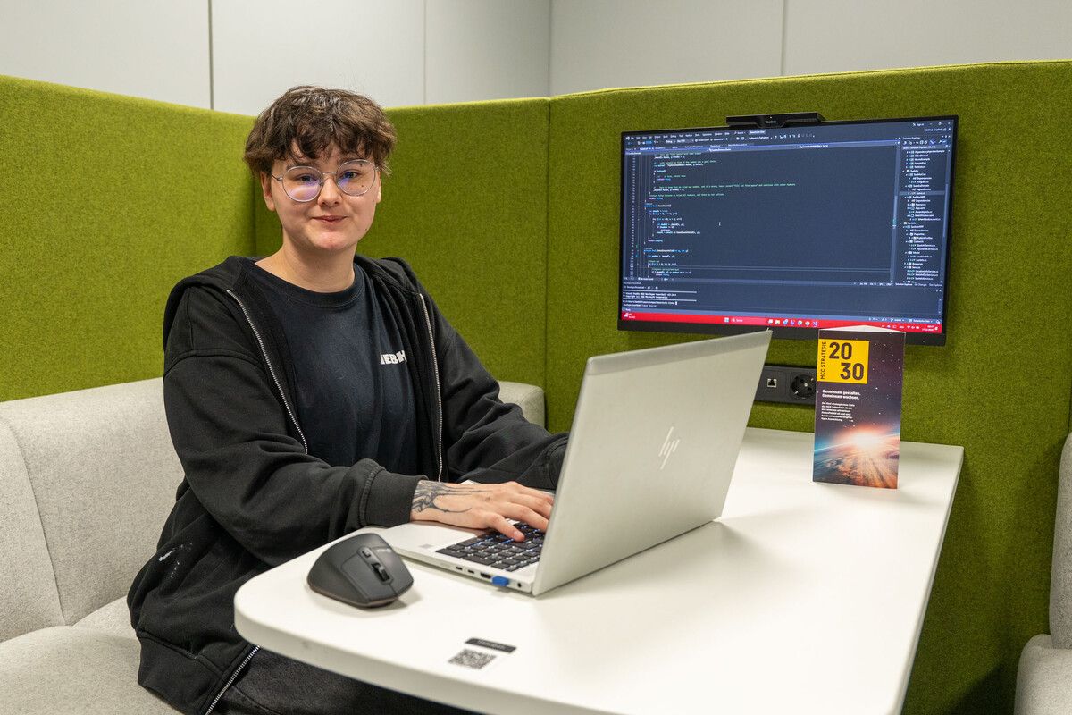 Fabienne: „Wir programmieren Apps und Websites für unsere Kunden, deren Funktionen und Oberflächen.“⇒Liebherr