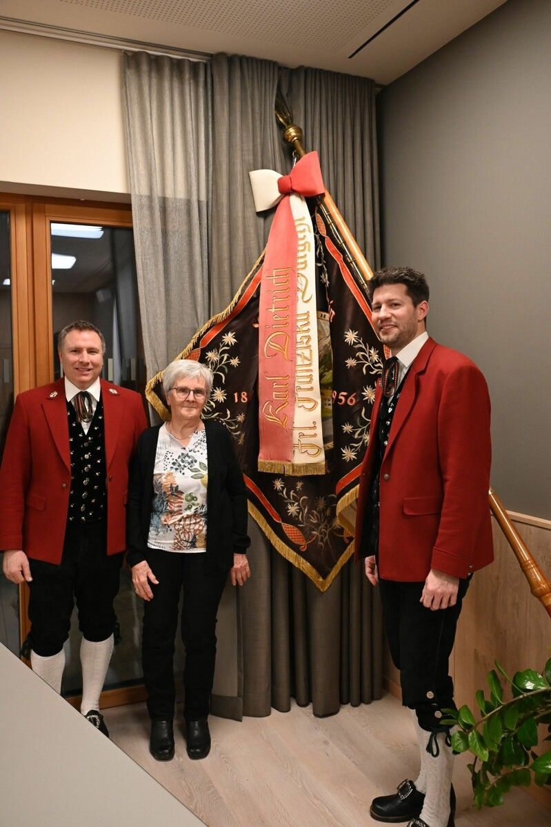 Fähnrich Stefan Burtscher, Christl Dietrich und Obmann Patrick Bertsch – 70 Jahre Vereinsfahne Musikverein Braz.⇒dob
