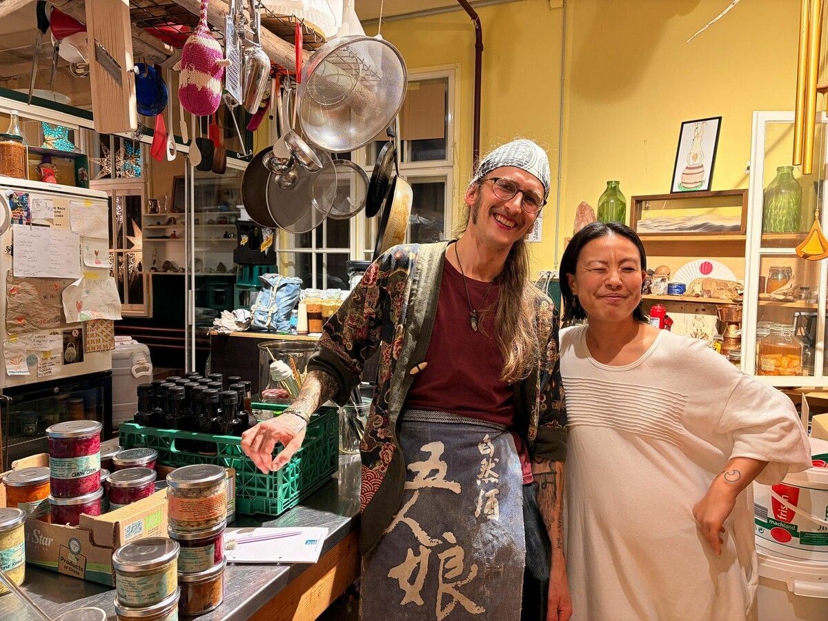 Fermentier-Experte Sanjay Bösch mit der japanischen Gastköchin Yoshie Itasaka.⇒Bernadette von Sontagh (3)