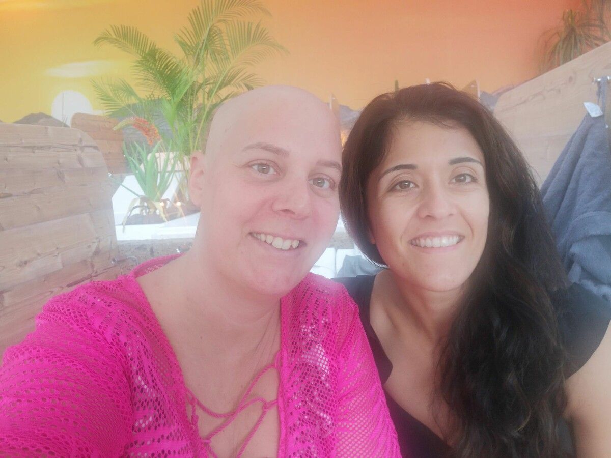 Dieses Foto entstand während der Chemotherapie. Bettina mit ihrer Freundin Carmen.