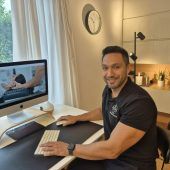 Ein Mann, der der Wirbelsäule zuhört