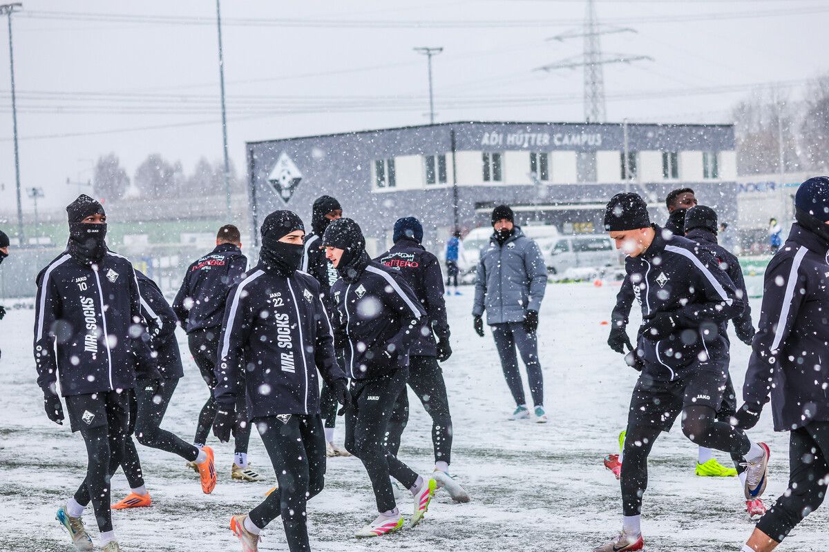 Trotz starkem Schneefall  beste Laune bei Altachs  Kickern im Auftakttraining. »C1