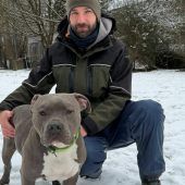 Fröhlicher Kerl sehnt sich nach Abenteuern