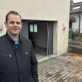 Johannes König vor der Garage in Lustenau, in die ein Auto krachte. »A8