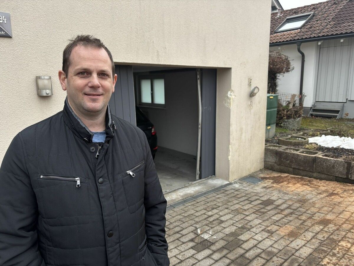 In der Nacht auf Sonntag durchbrach ein Unfalllenker das Garagentor von Johannes Königs Haus. ⇒VN (3)