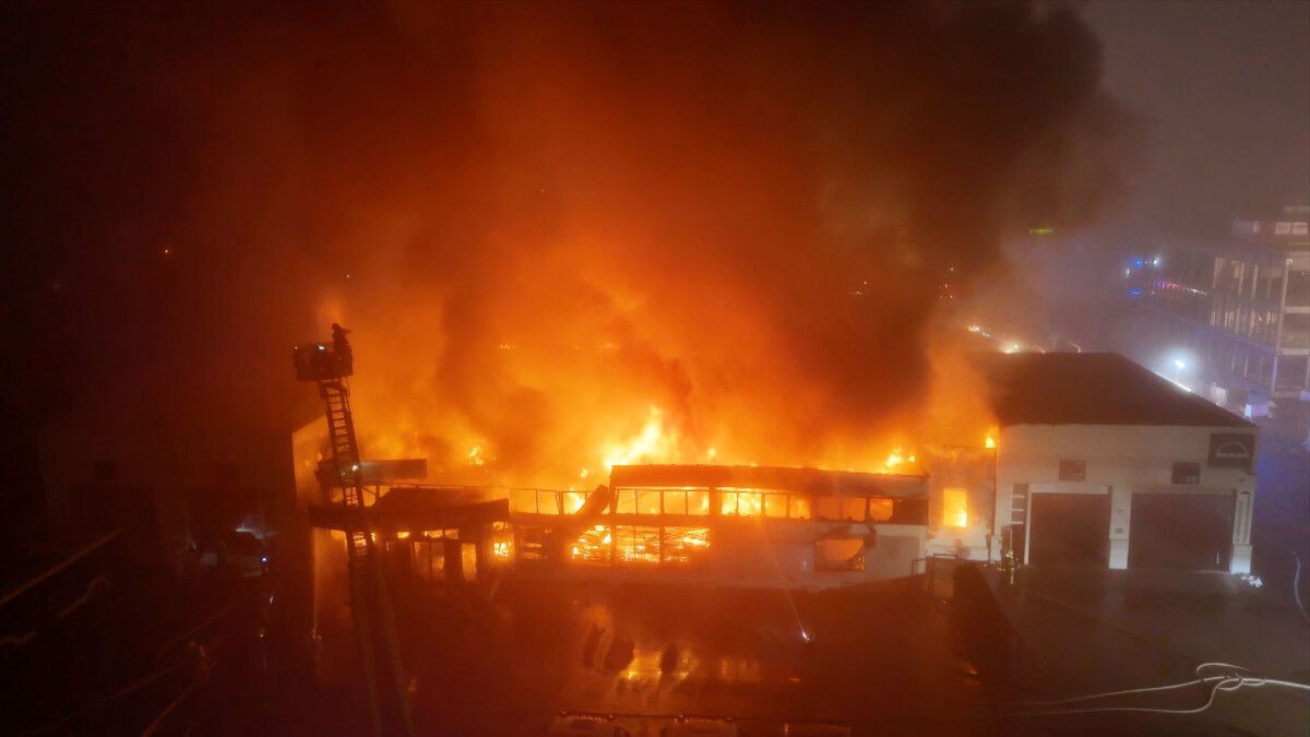 Großbrand im Industriegebiet Lustenau in der Nacht auf Dienstag. »A8