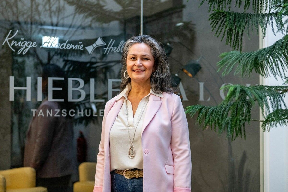 Kniggeexpertin Juanita Hieble gibt Tipps für eine gelungene Ballnacht. »A6