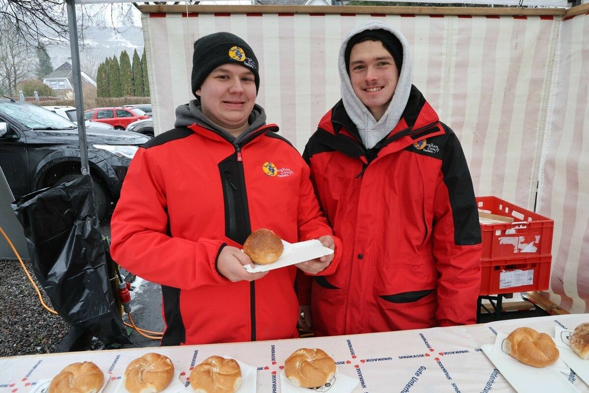 Fleißige Helfer am Wurststand: Johannes Ilko und Tobias Koch.