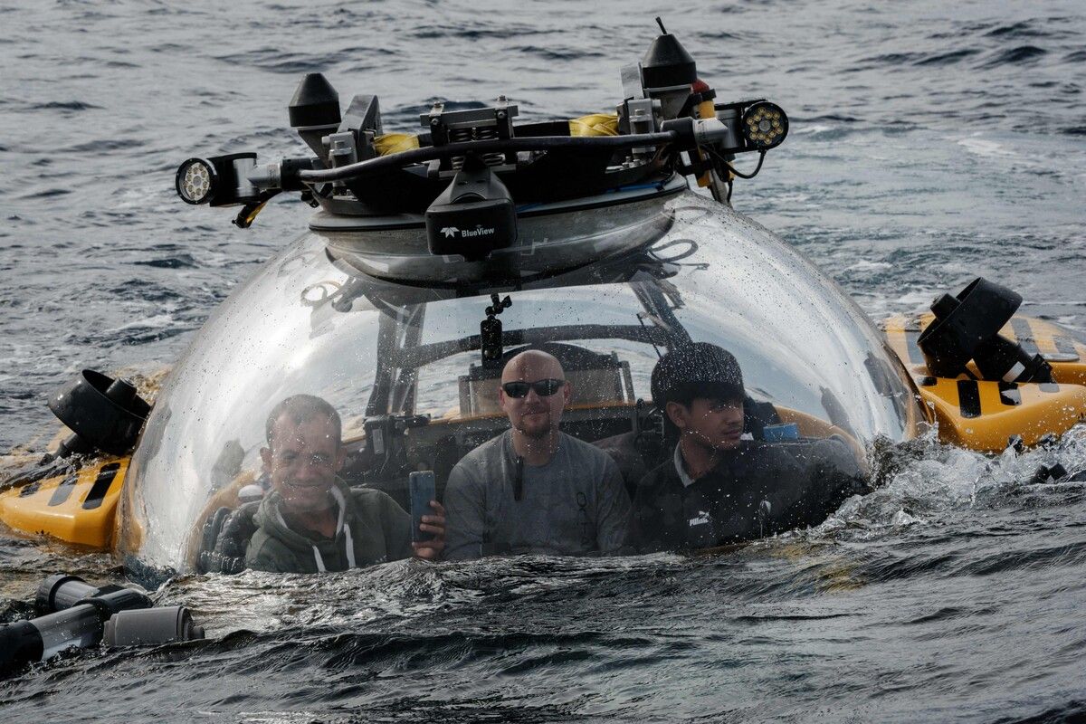 Forscher tauchen in einem U-Boot vor Sulawesi (Indonesien) in die Tiefe, um violette Riffkorallen und biolumineszierende Garnelen zu erforschen.