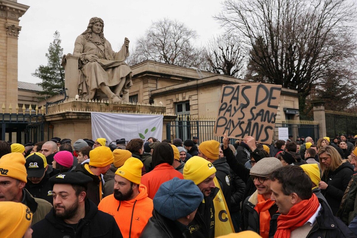 Französische Bauern haben aus Protest gegen das geplante EU-Handelsabkommen mit den südamerikanischen Mercosur-Staaten in zahlreichen Regionen Straßen blockiert.