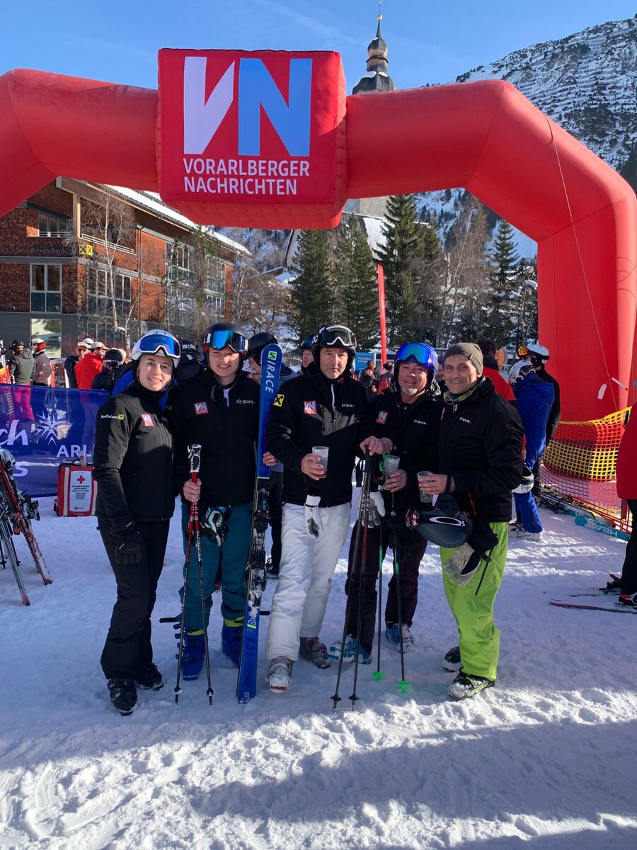 Freuten sich im Ziel, Mitglieder des VN-Raiffeisen-Teams.⇒VN