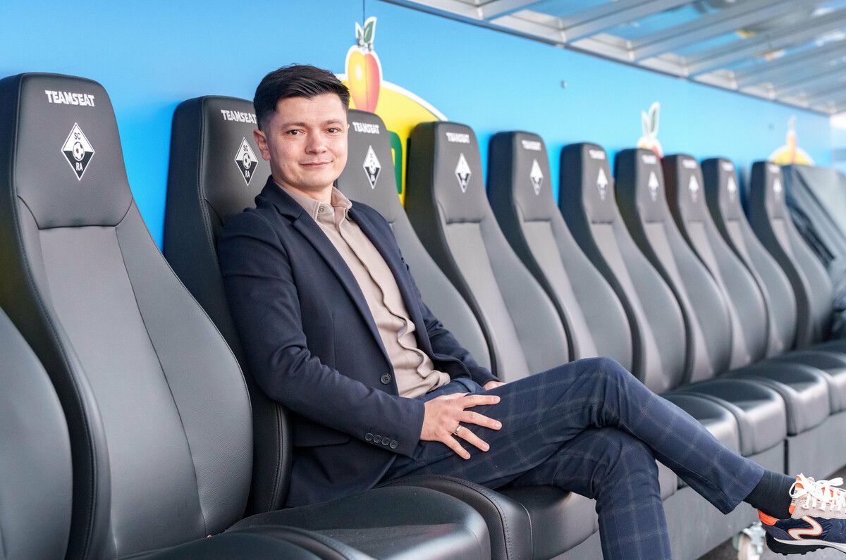 Für das „Willkommens“-Foto nahm Altachs neuer Cheftrainer Ognjen Zaric schon einmal auf der Trainerbank Platz. So richtig ernst wird es für ihn dann am 1. Februar im Viertelfinal-Heimspiel gegen SK Sturm.⇒VN-Stiplovsek/2