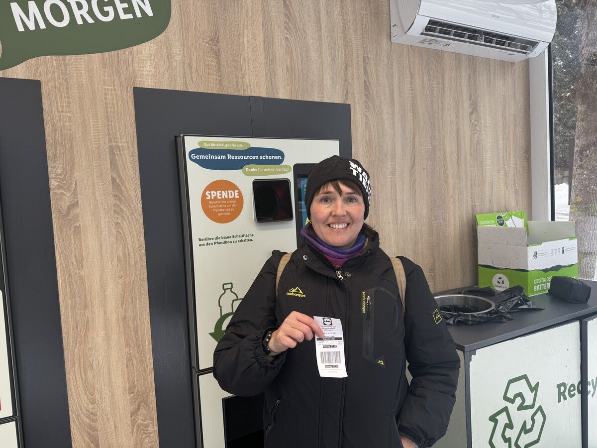 Für Simone aus Bregenz ist der Pfandbon eine Seltenheit. Meistens nutzt sie den Spendenknopf am Automaten.