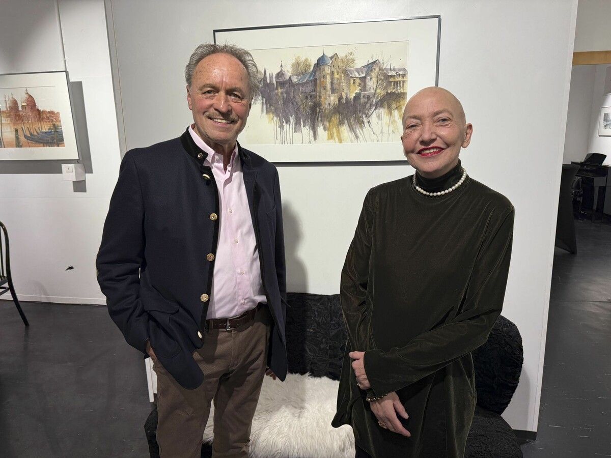 Galeristin Sylvia Janschek und Künstler Gerhard Mangold präsentierten „Konturen des Lebens“.⇒Franc