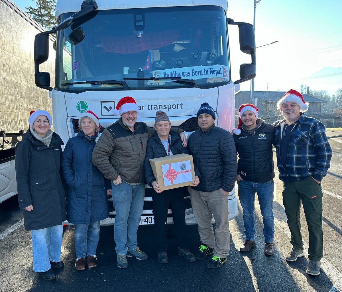 Gelebte Nächstenliebe: Das Steyr Offroad Team schenkt den Fahrern ein Stück Weihnachten fern der Heimat.⇒HE (4)
