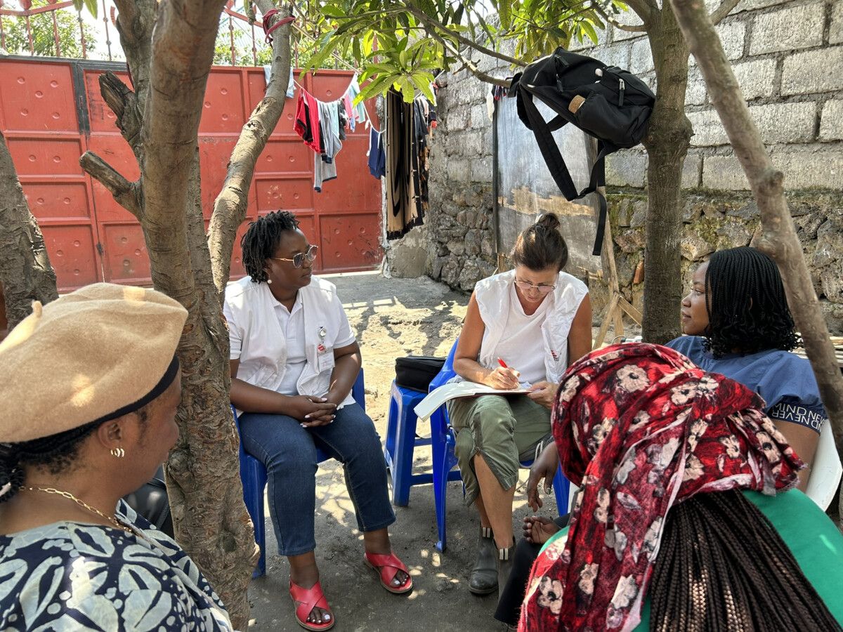 Gemeinsam mit einer lokalen Übersetzerin führt Doris Burtscher (Mitte) Interviews mit Frauen in der DR Kongo. ⇒Ärzte ohne Grenzen (2)