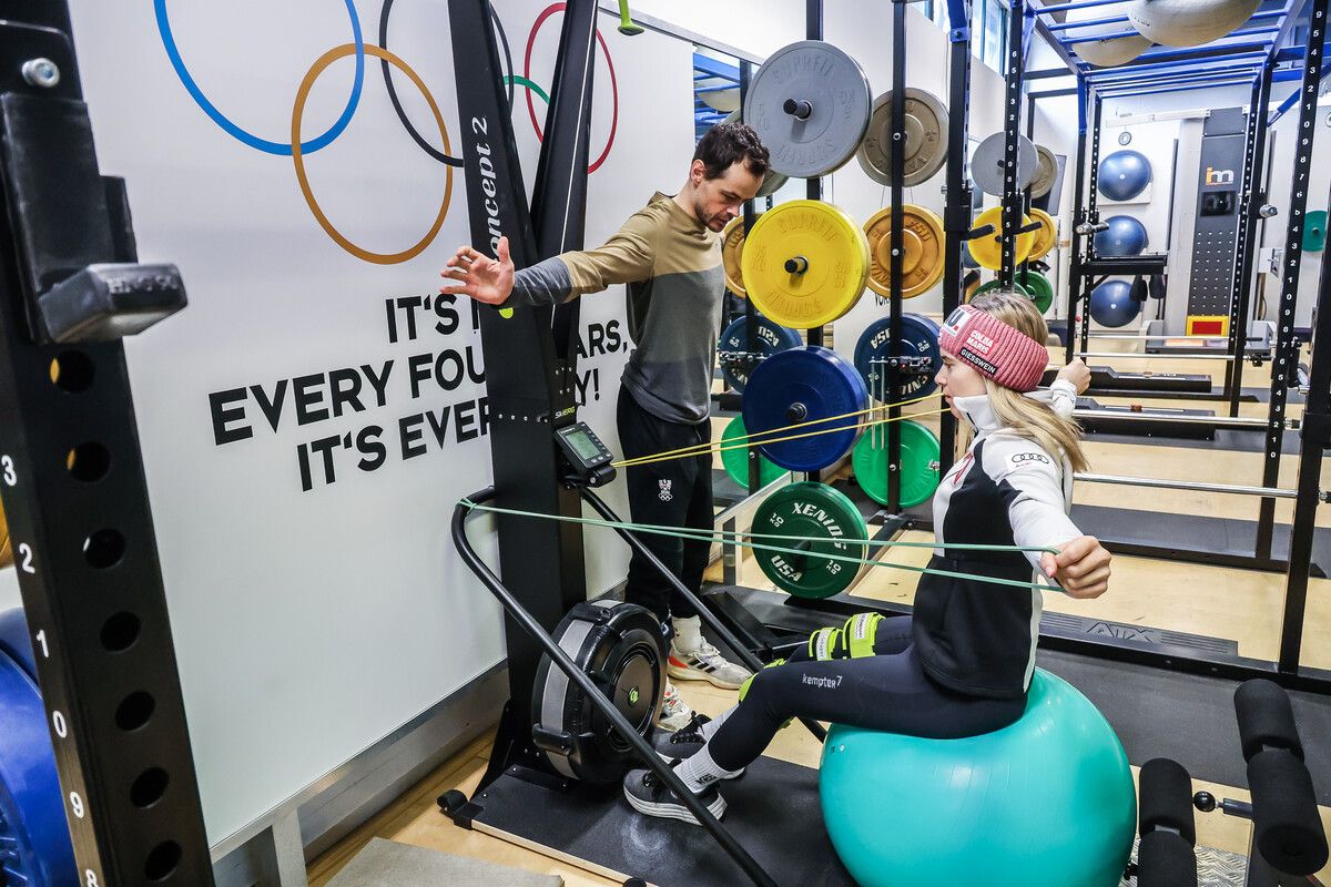 Gemeinsam mit Manuel Hofer, Physiotherapeut im Olympiazentrum Dornbirn, hat Katharina Liensberger ihre Reha begonnen. ⇒Steurer