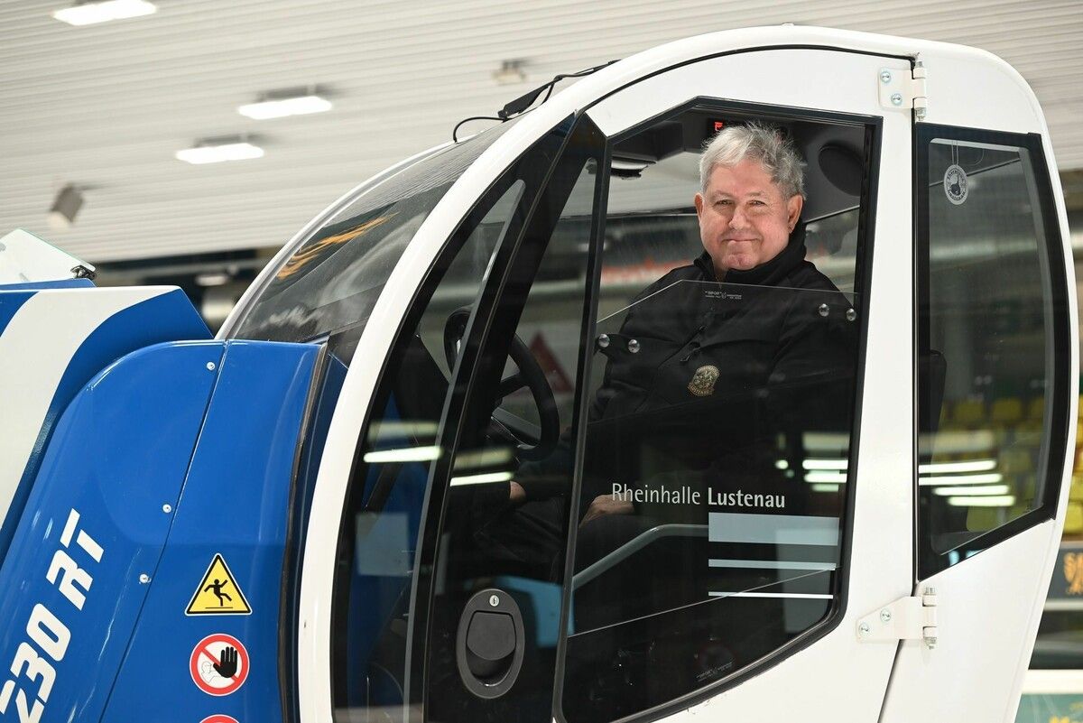 Gerd Ortner zieht als Eismeister mehrmals täglich seine Bahnen mit der Eismaschine in der Rheinhalle Lustenau.⇒ortner (4)