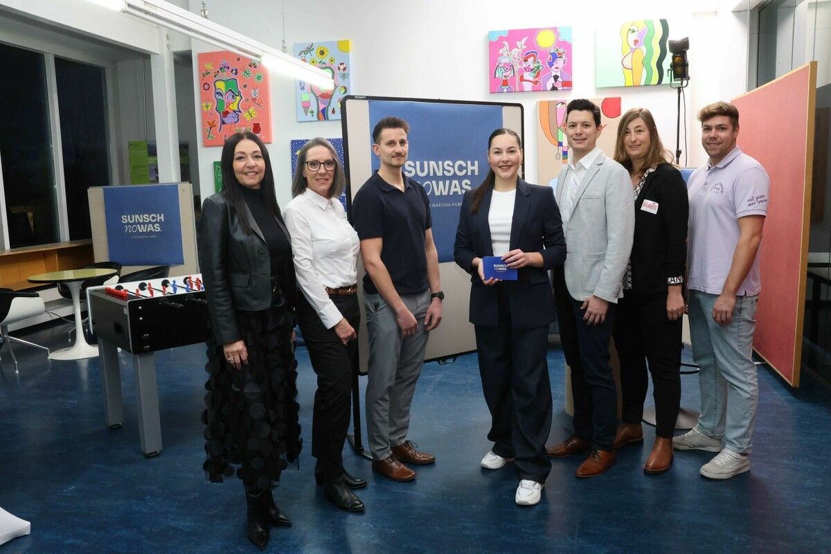 Gerda Radauer, Künstlerin Ilse Bösch, Marvin Biegger, Luca Martina Huber, Matthias Witzemann, Tanja Kohler und Simon Bolter. ⇒Arno Meusburger