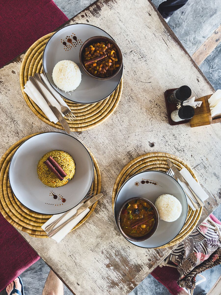 Gerichte aus Reis, Bohnen, Gemüse und vielen Gewürzen sind typisch für Sansibar.