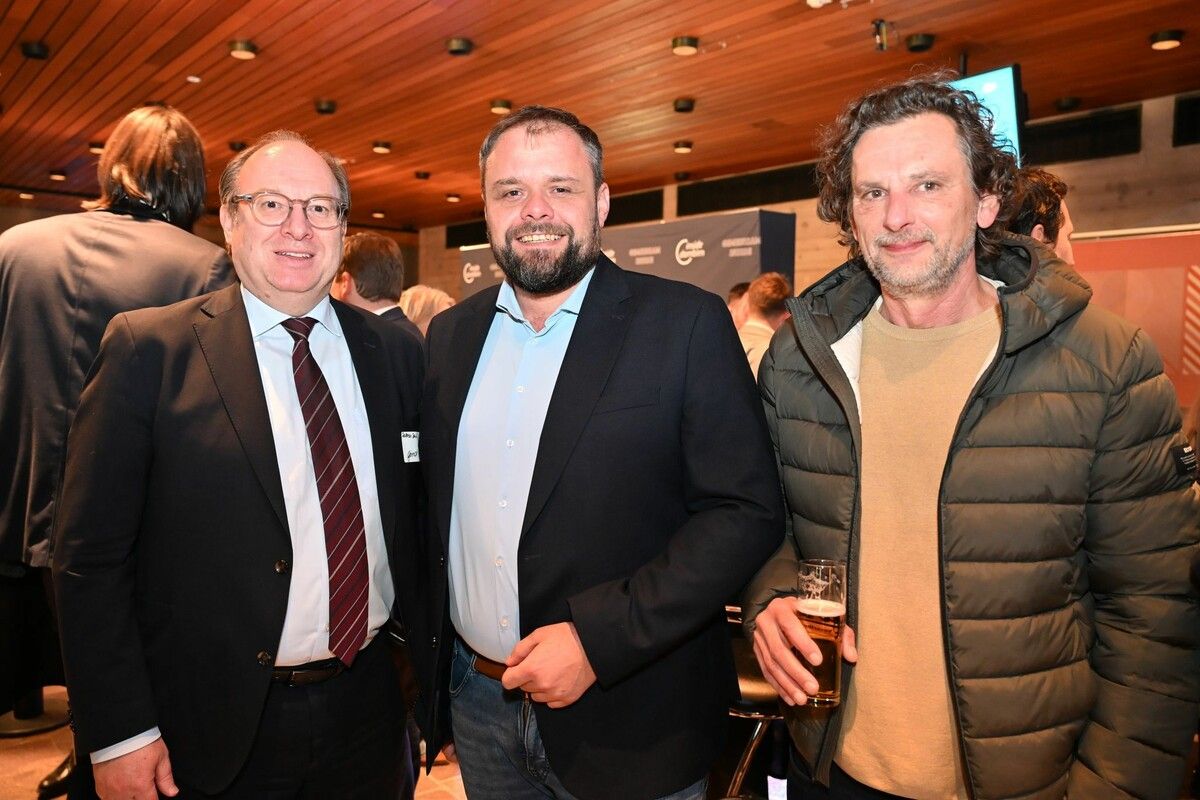 Gernot Erne (Raiffeisenbank im Rheintal) tauschte sich aus mit Bürgermeister Markus Fäßler und Werber Marty Rauch.