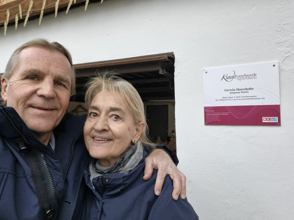 Gerwin und Erika Mayerhofer betreiben die Holzgarage in Muntlix.⇒bp