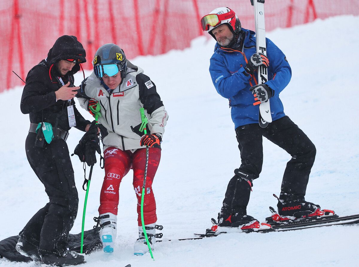 Gestützt von einem Helfer versucht Magdalena Egger noch einmal auf die Beine zu kommen, merkt aber schnell, dass dies nicht mehr möglich ist. ⇒gepa/3