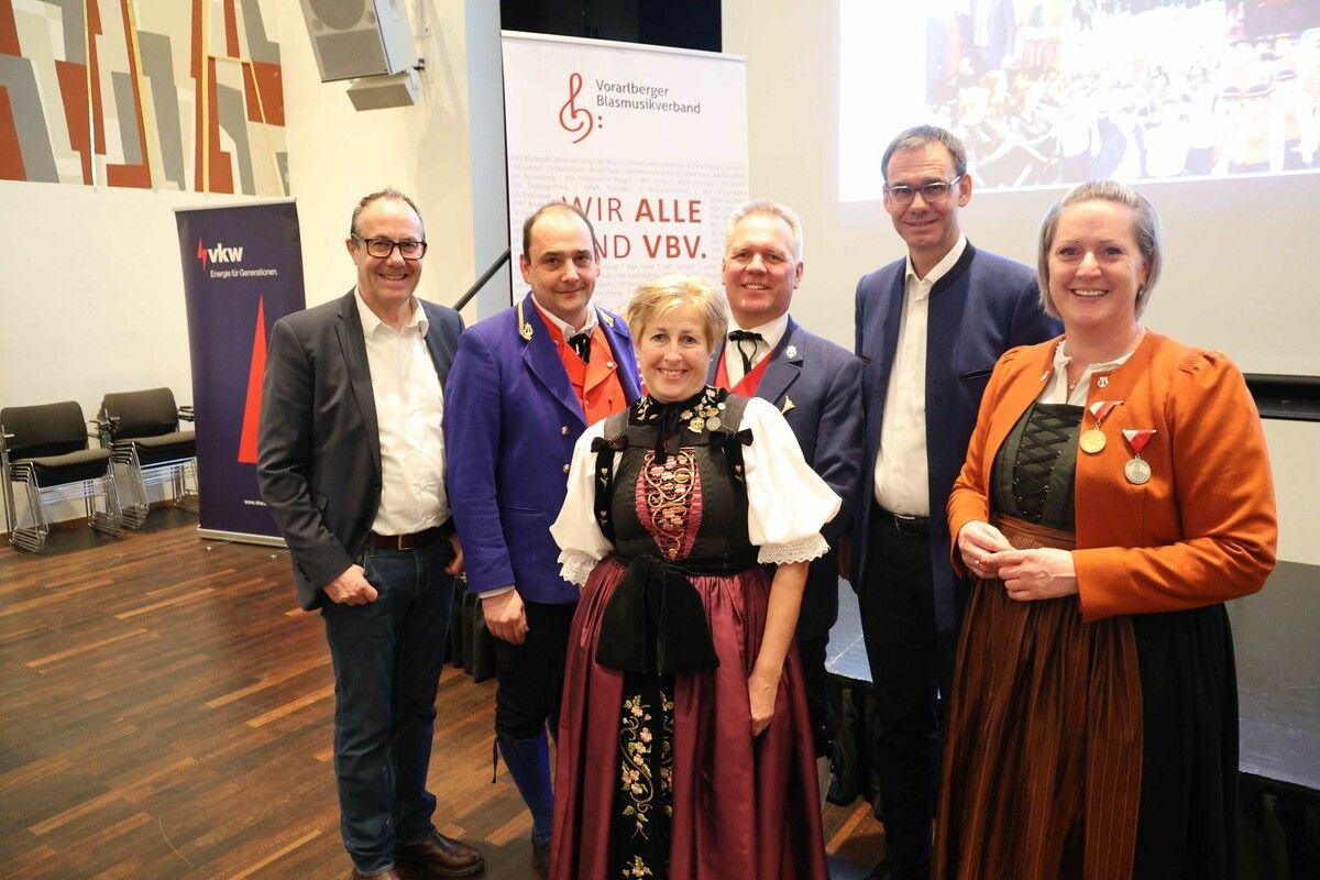 GR Andreas Prenn, Landeskapellmeister Reinhard Fetz, Finanzreferentin Gabi Ganahl, Landesobmann Thomas Rudigier, LH Markus Wallner und GF Sabrina Ganahl.⇒Arno Meusburger (3)