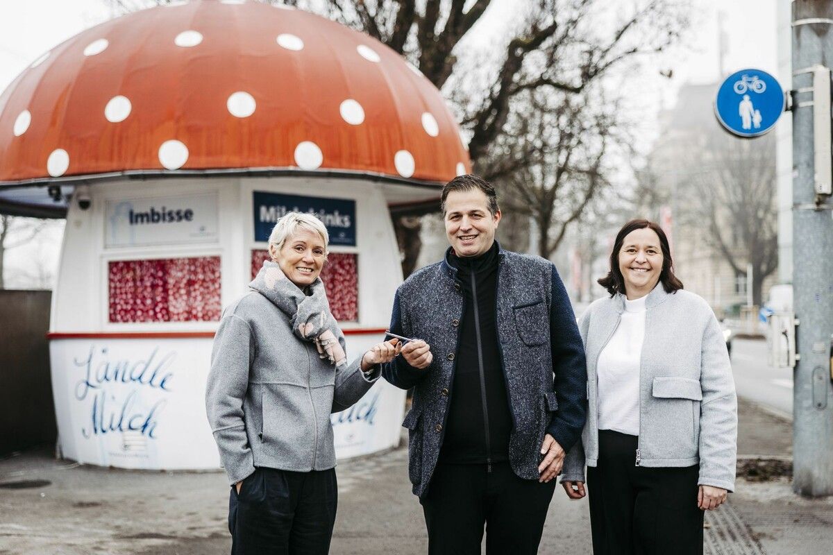 Helga Stark von der Vorarlberg Milch übergibt die Schlüssel für den Milchpilz an die künftigen Gastgeber Michael und Claudia Pfanner-Plangger. ⇒Fa