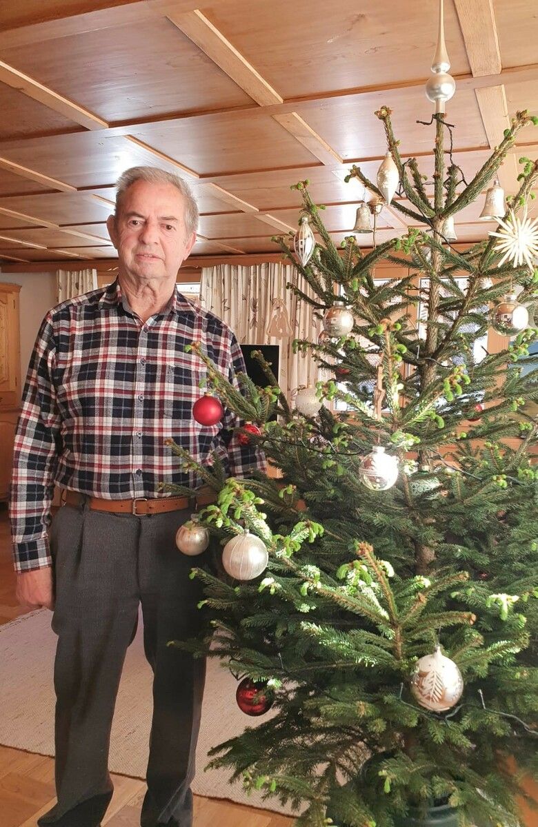 Heri Breuss ist stolz auf seinen Christbaum.