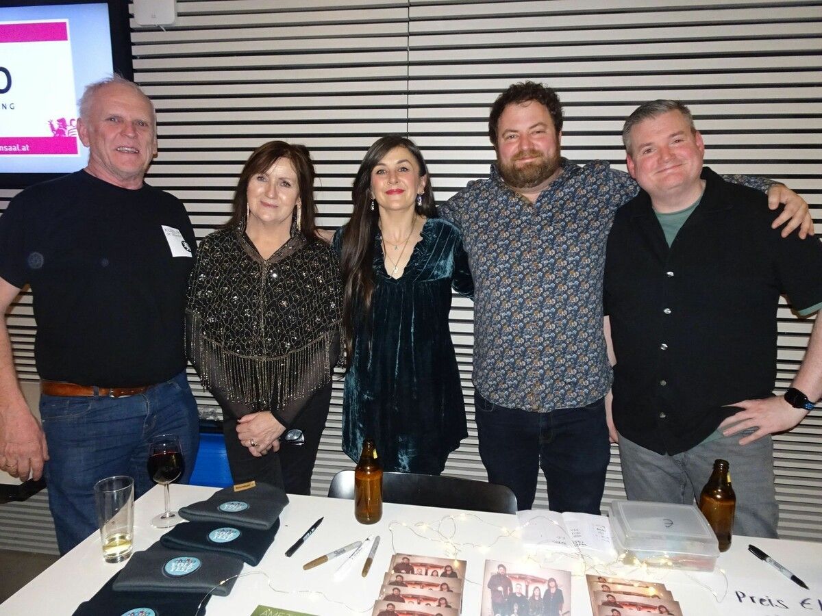 Heribert Amann (li.) freute sich, mit dem Dingle FolkFest gleich zum Jahresauftakt einen echten Hochkaräter im Löwensaal begrüßen zu dürfen.⇒ Carmen Thurnher (4)