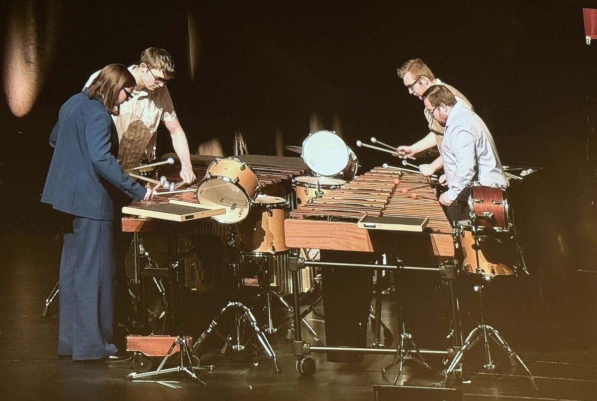 Hervorrgangende musikalische Begleitung des Percussionensembles der Stella Musikhochschule. ⇒dos