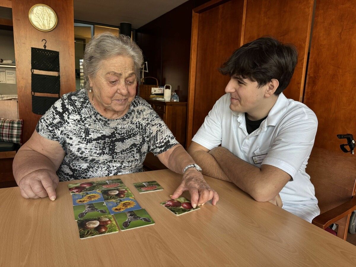 Hildegard Türtscher und Lehrling Felix Meheszcey-Kiss spielen Memory.⇒dos (3)