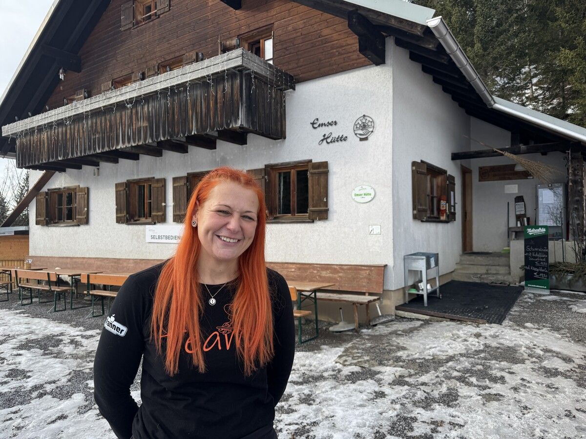 Hüttenwirtin Nicole Speckle saß mit ihren beiden Hunden im Auto.