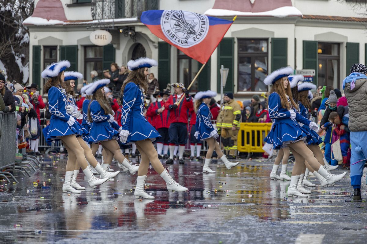 Im Gleichschritt durch das Zentrum: Die Garden sorgten für Ordnung im närrischen Treiben.⇒Vn/Paulitsch