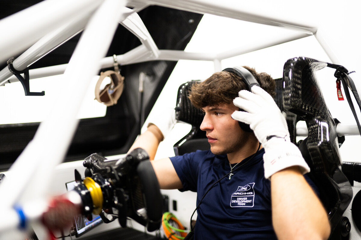 Im Headquartier von Ford in den USA musste Kiano Blum sein Können auch am Simulator zeigen.⇒VN