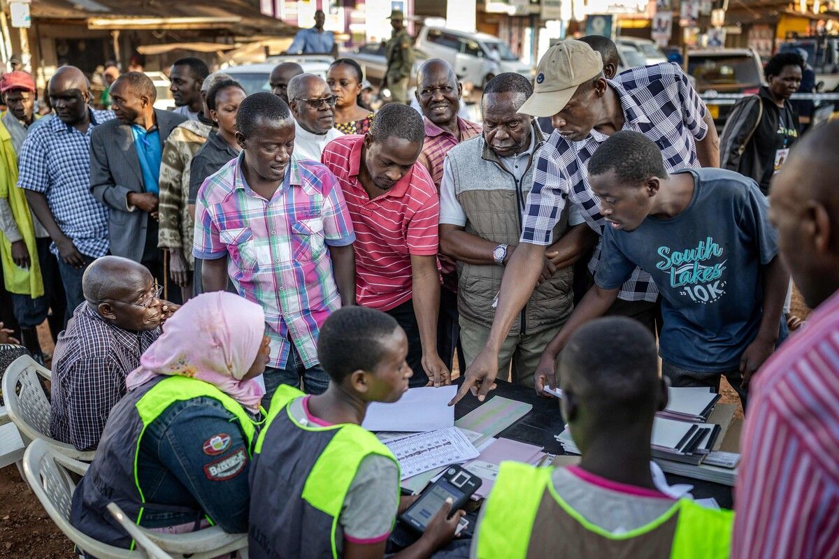 Im ostafrikanischen Uganda haben die Parlaments- und Präsidentenwahlen teils mit Verzögerungen begonnen. Mehr als 21 Millionen Menschen in dem ostafrikanischen Land sind zur Wahl aufgerufen. AFP (3); dpa (2)