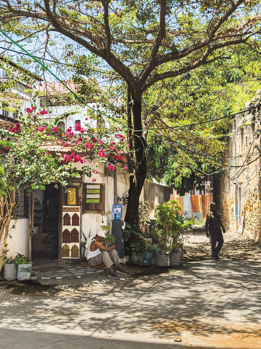 In der Altstadt von Sansibars Hauptstadt gibt es auch viele gemütliche Ecken.⇒