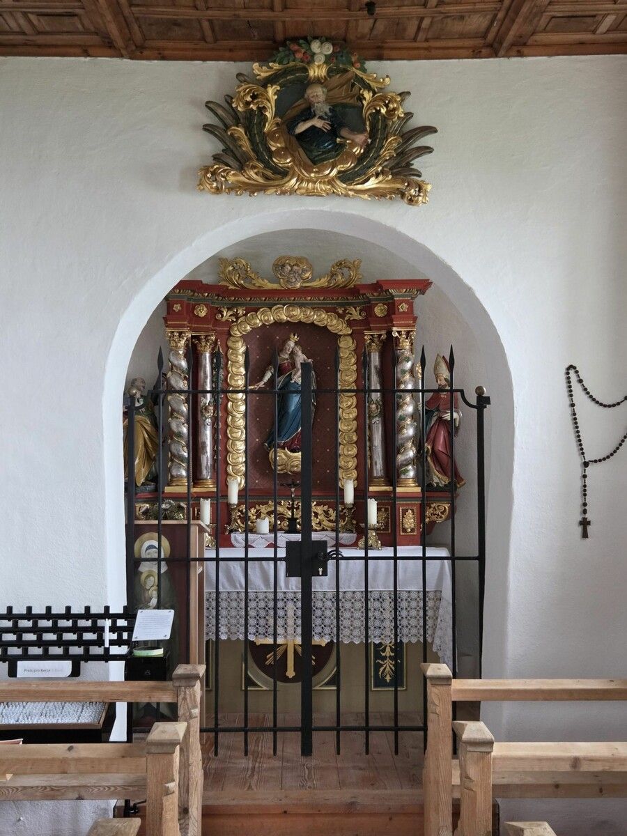 In der Apsis steht ein Altar aus der Spätrenaissance.