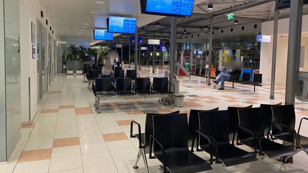 In der Eingangshalle des LKH war es am Mittwochabend wieder ruhig. ⇒VN/MIH