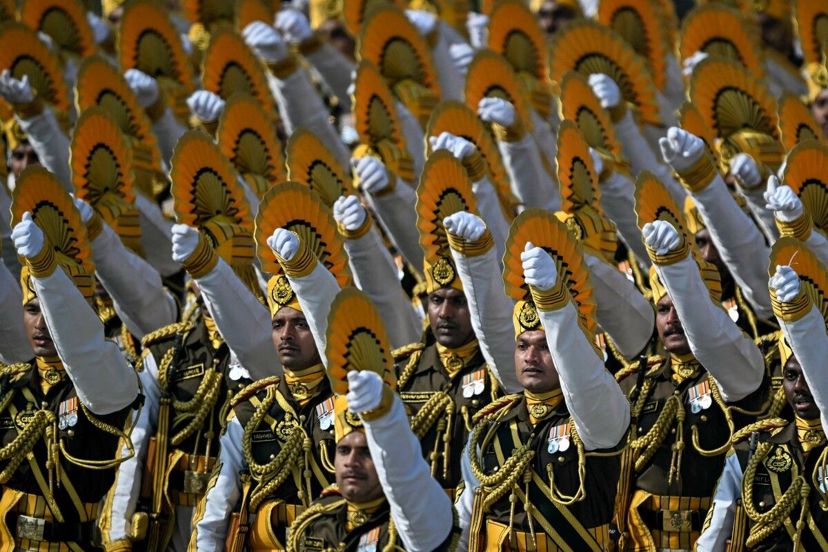 Indische Soldaten marschieren am Kartavya Path in Neu-Delhi zur Parade am 77. Tag der Republik.